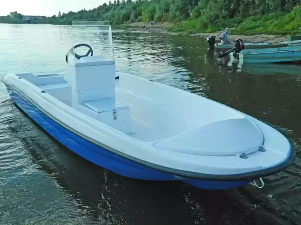 Стеклопластиковая лодка Пингвин с консолью (тримаран) в Обнинске