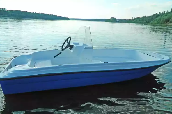 Стеклопластиковая лодка Пингвин с консолью (тримаран) в Обнинске
