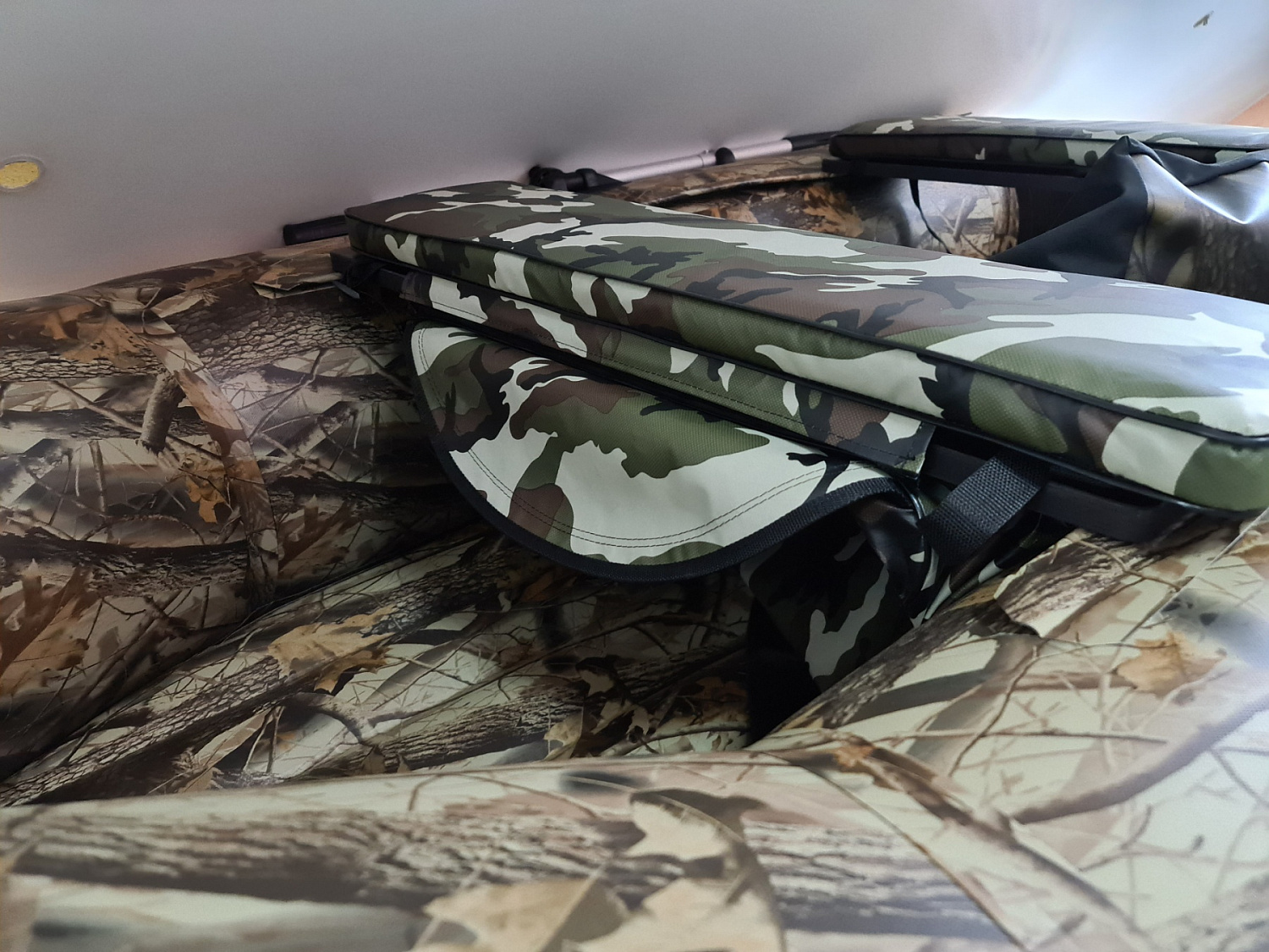 КОМПЛЕКТ МЯГКИХ НАКЛАДОК С СУМКОЙ ДЛЯ ЛОДОК 80Х20 КАМУФЛЯЖ в Обнинске